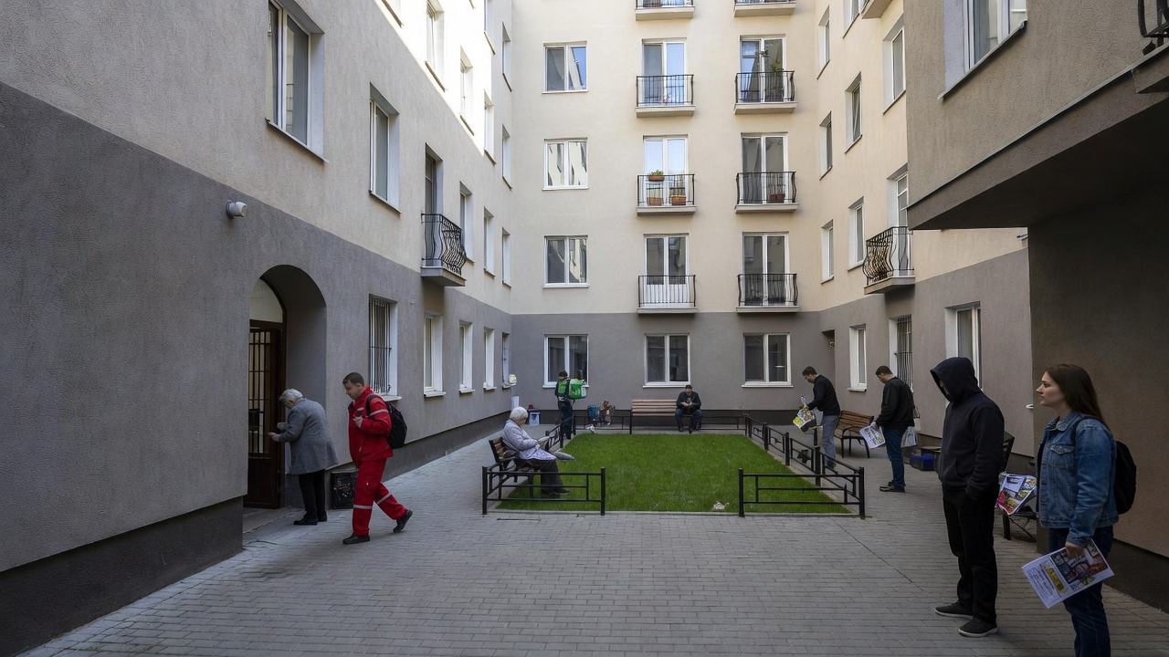 Сторонні особи у дворі житлового будинку